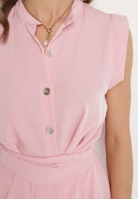 Born2be - Różowa Sukienka Koszulowa o Rozkloszowanym Kroju z Wiązaniem w Pasie Mavirielle. Okazja: na co dzień. Typ kołnierza: dekolt w serek. Kolor: różowy. Materiał: skóra. Długość rękawa: długi rękaw. Typ sukienki: koszulowe. Styl: elegancki, casual #2