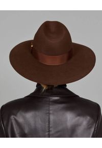 LESHKA - Brązowy kapelusz ze wstążką Fedora. Kolor: brązowy. Wzór: aplikacja #6