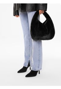 Kazar - Czarna torebka do noszenia za uchwyt z syntetycznego futra. Kolor: czarny. Wzór: gładki. Materiał: futrzane. Styl: elegancki #9