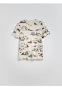 Reserved - T-shirt regular z nadrukiem allover - beżowy. Kolor: beżowy. Materiał: bawełna, dzianina. Wzór: nadruk