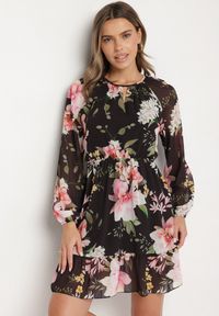 Born2be - Czarna Sukienka o Rozkloszowanym Kroju w Kwiaty Zeramera. Okazja: na co dzień. Kolor: czarny. Materiał: wiskoza. Długość rękawa: długi rękaw. Wzór: kwiaty. Typ sukienki: rozkloszowane. Styl: casual #1