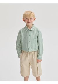 Reserved - Szorty cargo - beżowy. Kolor: beżowy. Materiał: bawełna, dzianina