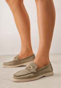 Born2be - Zielone Mokasyny z Prostokątną Metaliczną Ozdobą Aeleorane. Nosek buta: okrągły. Zapięcie: klamry. Kolor: zielony. Materiał: skóra, zamsz. Wzór: aplikacja. Obcas: na obcasie. Styl: klasyczny. Wysokość obcasa: niski #7