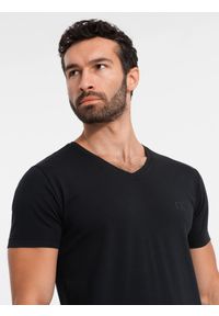 Ombre Clothing - T-shirt męski V-neck SLIM FIT z elastanem i printem – czarny V1 - Rozmiar: M. Okazja: na co dzień. Typ kołnierza: dekolt w serek. Kolor: czarny. Materiał: elastan. Wzór: nadruk. Styl: casual #4