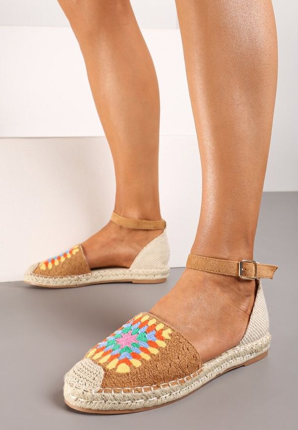 Born2be - Brązowe Płaskie Espadryle Zapinane Wokół Kostki na Sprzączkę z Podeszwą z Juty Biovella. Zapięcie: sprzączka. Kolor: beżowy. Materiał: materiał. Sezon: lato. Obcas: na obcasie. Wysokość obcasa: niski
