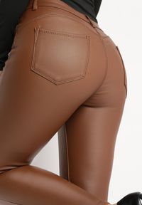 Born2be - Brązowe Spodnie Skinny z Ekoskóry Lassaie. Kolor: brązowy #3
