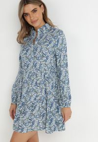 Born2be - Biało-Niebieska Sukienka Caeathe. Kolor: niebieski. Wzór: aplikacja, kwiaty. Typ sukienki: koszulowe. Styl: klasyczny. Długość: mini #4