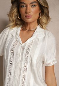 Renee - Biała Koszula z Wiskozy ze Stójką i Koronkowymi Wstawkami Tesinea. Okazja: na co dzień. Typ kołnierza: kołnierzyk stójkowy. Kolor: biały. Materiał: koronka, wiskoza. Długość rękawa: krótki rękaw. Długość: krótkie. Styl: casual #3