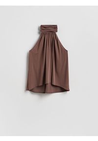 Reserved - Top halter z szalem - brązowy. Typ kołnierza: dekolt halter. Kolor: brązowy. Materiał: dzianina