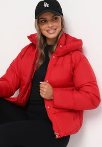 Born2be - Czerwona Pikowana Kurtka Puffer z Kapturem Miviera. Okazja: na spotkanie biznesowe, do pracy, na co dzień. Typ kołnierza: kaptur. Kolor: czerwony. Materiał: jeans. Sezon: zima. Styl: elegancki, biznesowy, casual #6