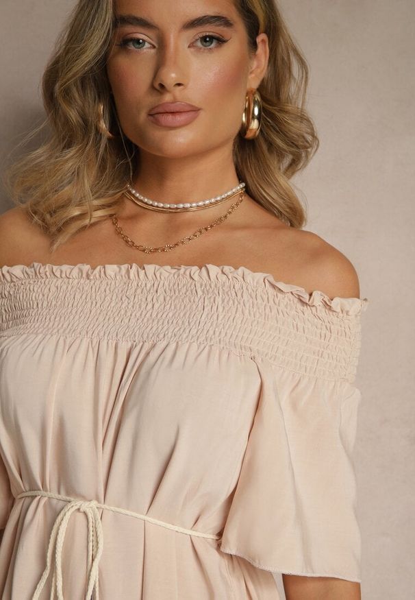 Renee - Beżowa Sukienka Hiszpanka z Bawełną i Wiskozą Ozdobiona Sznurkiem Lilarelle. Okazja: na co dzień. Typ kołnierza: dekolt hiszpanka. Kolor: beżowy. Materiał: wiskoza, bawełna. Wzór: aplikacja. Sezon: wiosna, lato. Typ sukienki: z odkrytymi ramionami. Styl: elegancki, casual