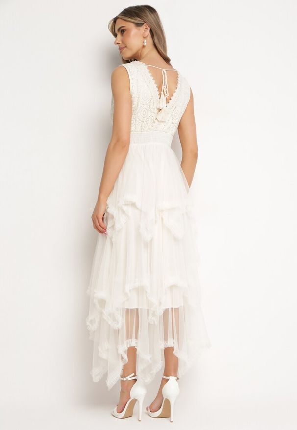 Born2be - Beżowa Sukienka z Kopertowym Dekoltem Wiązaniem na Plecach i Asymetrycznym Dołem z Siateczki Helolla. Okazja: na co dzień. Typ kołnierza: dekolt kopertowy. Kolor: beżowy. Materiał: jeans. Typ sukienki: asymetryczne, kopertowe. Styl: casual, elegancki