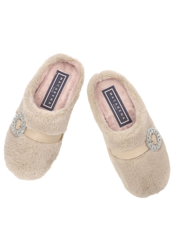 Kapcie damskie Macarena, pantofle płaskie domowe z broszką z futerkiem z odkrytą piętą, beżowe, Anais25. Okazja: do domu. Zapięcie: klamry. Kolor: beżowy. Materiał: materiał, futro. Styl: elegancki