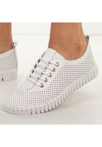 Białe ażurowe skórzane półbuty damskie Cambell 19435. Okazja: na co dzień. Zapięcie: sznurówki. Kolor: biały. Materiał: skóra. Szerokość cholewki: normalna. Wzór: ażurowy. Sezon: wiosna, lato, jesień. Styl: casual, klasyczny, elegancki #1