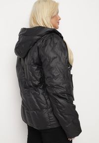 Born2be - Czarna Pikowana Kurtka Wiatrówka z Kapturem i Wsuwanymi Kieszeniami Dairel. Okazja: na co dzień, na spacer. Typ kołnierza: kaptur. Kolekcja: plus size. Kolor: czarny. Materiał: jeans, tkanina. Styl: casual, elegancki #5