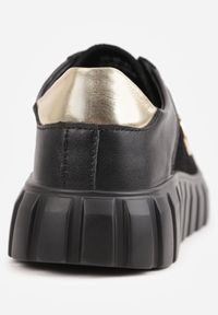Born2be - Czarno-Złote Sneakersy ze Skóry Naturalnej na Niskiej Platformie z Metalowymi Akcentami Rilmi. Okazja: na co dzień. Kolor: czarny. Materiał: skóra. Obcas: na platformie #6