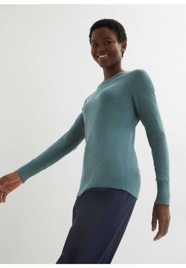bonprix - Sweter basic z bawełny z recyklingu. Okazja: na co dzień. Kolor: zielony. Materiał: bawełna. Wzór: gładki, ze splotem, prążki. Styl: casual