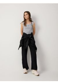 Reserved - Spodnie dresowe z lampasem - czarny. Kolor: czarny. Materiał: dresówka #1