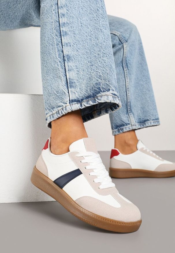 Renee - Biało-Granatowe Sneakersy Tenisówki z Geometrycznym Wzorem Hanivra. Okazja: na co dzień. Kolor: biały. Materiał: jeans. Wzór: geometria. Obcas: na płaskiej podeszwie