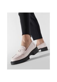 Loafersy Coach. Kolor: beżowy #1