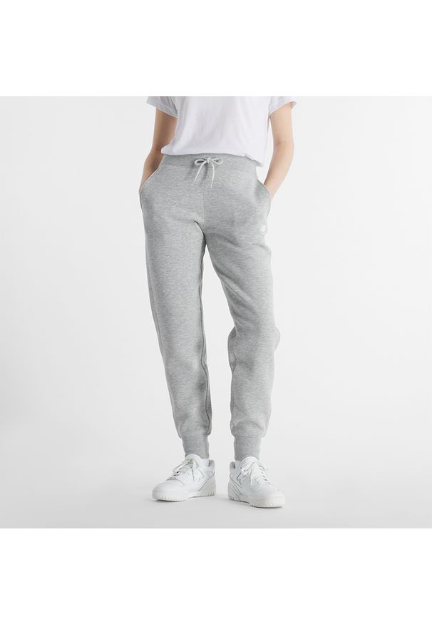 Spodnie damskie New Balance WP43805AG – szare. Stan: podwyższony. Kolor: szary. Materiał: dresówka, poliester, bawełna