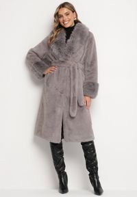 Born2be - Szary Futerkowy Płaszcz z Szerokim Kołnierzem i Mankietami z Wiązanym Paskiem Viaruna. Okazja: na co dzień, na imprezę. Kolor: szary. Materiał: dzianina. Długość rękawa: długi rękaw. Długość: długie. Styl: casual, elegancki #1