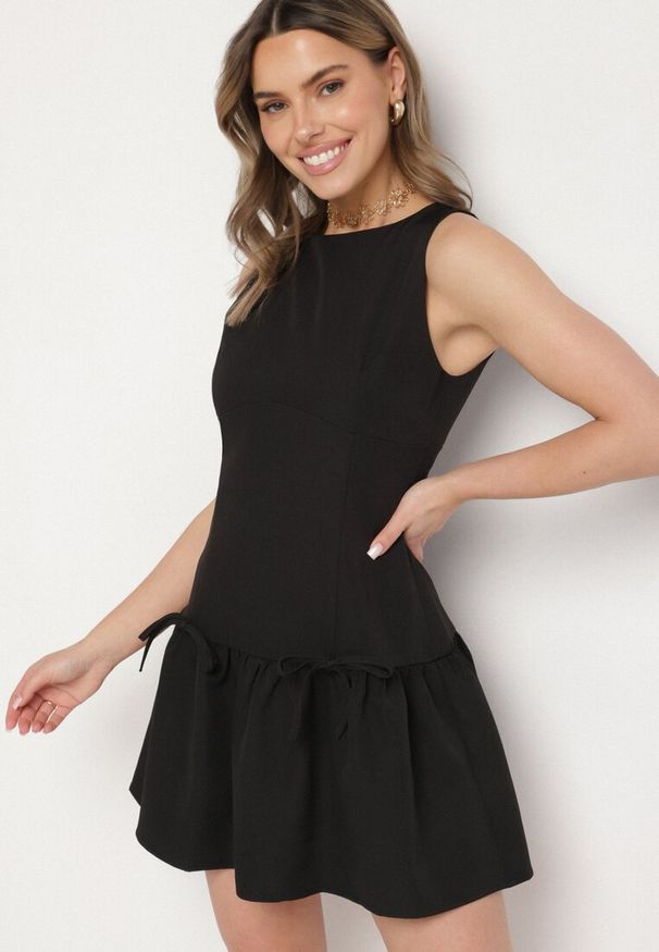 Born2be - Czarna Rozkloszowana Sukienka Vices Bez Rękawów z Obniżonym Stanem i Kokardkami Folinesa. Okazja: na co dzień. Typ kołnierza: kokarda. Kolor: czarny. Długość rękawa: bez rękawów. Styl: klasyczny, casual, elegancki