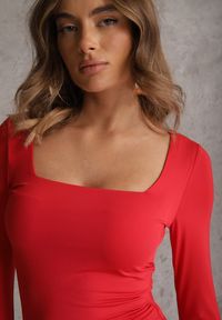 Renee - Czerwona Bluzka z Elastycznego Materiału o Kwadratowym Dekolcie z Wiskozą Nemosa. Typ kołnierza: dekolt kwadratowy. Kolor: czerwony. Materiał: wiskoza, materiał. Długość rękawa: długi rękaw. Długość: długie #3