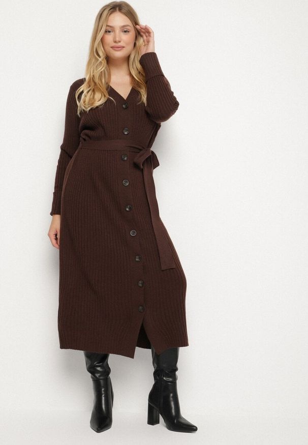 Born2be - Brązowa Sukienka na Guziki z Prążkowanej Dzianiny z Dodatkiem Wełny Nalisea. Okazja: na co dzień. Typ kołnierza: dekolt w serek. Kolor: brązowy. Materiał: dzianina, wełna, prążkowany. Długość rękawa: długi rękaw. Typ sukienki: proste. Styl: casual, klasyczny