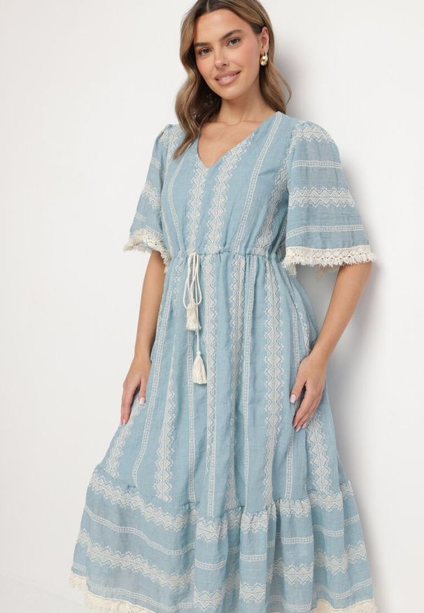 Born2be - Jasnoniebieska Bawełniana Sukienka Boho o Rozkloszowanym Kroju z Wiązaniem i Haftem Korithira. Okazja: na spacer, na co dzień. Typ kołnierza: dekolt w serek. Kolor: niebieski. Materiał: bawełna. Wzór: haft. Sezon: lato. Typ sukienki: rozkloszowane. Styl: boho