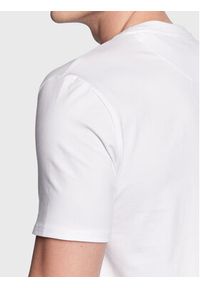 Guess T-Shirt F3GI02 J1314 Biały Slim Fit. Kolor: biały. Materiał: bawełna
