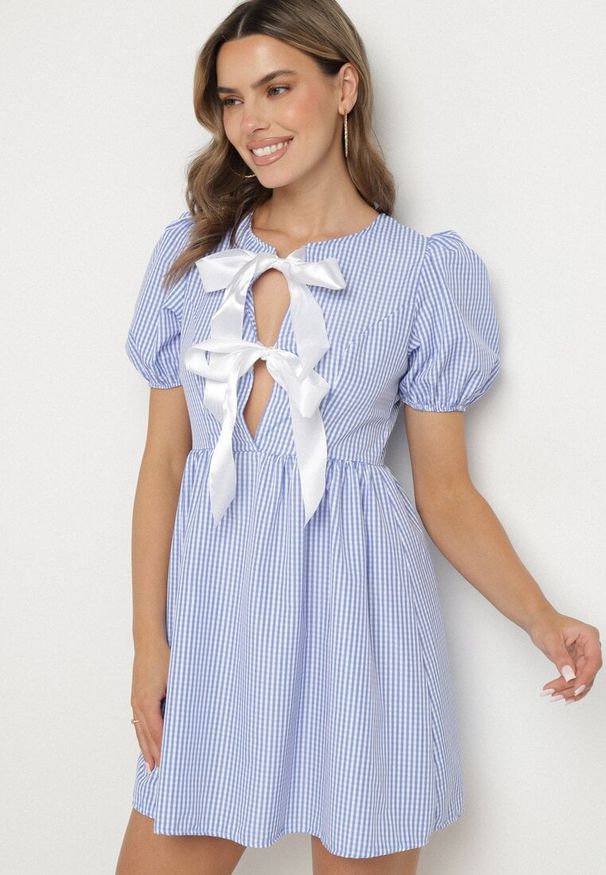 Born2be - Jasnoniebieska Rozkloszowana Sukienka w Kratkę Vichy w Stylu Retro z Wiązaniem Telionea. Okazja: na co dzień. Kolor: niebieski. Wzór: kratka. Typ sukienki: rozkloszowane. Styl: retro