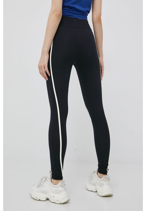New Balance legginsy damskie kolor czarny z aplikacją. Kolor: czarny. Materiał: poliester. Wzór: aplikacja