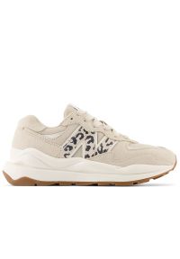 Buty New Balance W5740APB - beżowe. Okazja: na co dzień. Zapięcie: sznurówki. Kolor: beżowy. Materiał: materiał, syntetyk, skóra, guma, zamsz. Szerokość cholewki: normalna. Wzór: aplikacja, motyw zwierzęcy