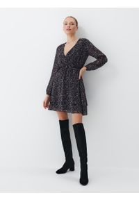Mohito - Sukienka mini z kopertowym dekoltem - Czarny. Kolor: czarny. Typ sukienki: kopertowe. Długość: mini #2