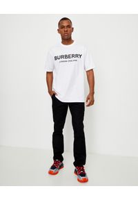 Burberry - BURBERRY - Biała koszulka z logo. Kolor: biały. Materiał: bawełna. Wzór: nadruk. Styl: klasyczny, elegancki #5