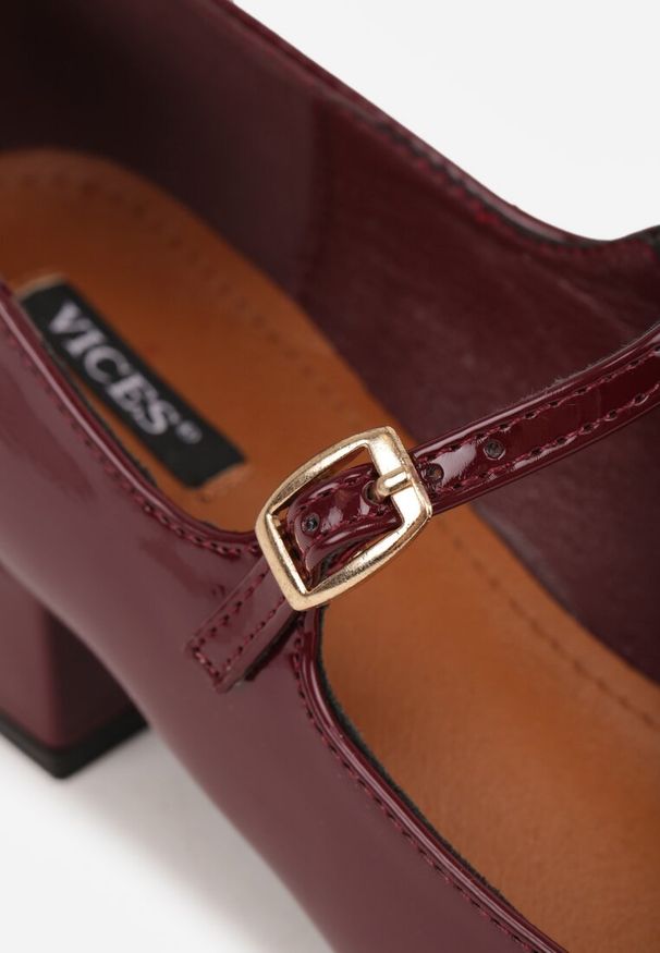 Renee - Bordowe Czółenka o Lakierowanym Połysku na Niskim Obcasie z Paskiem i Klamerką Karzina. Okazja: do pracy. Zapięcie: pasek. Kolor: czerwony. Materiał: lakier. Obcas: na obcasie. Styl: elegancki. Wysokość obcasa: niski