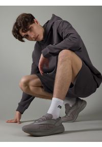 4f - Buty lifestyle sneakersy skórzane uniseks 4F x Robert Lewandowski. Zapięcie: sznurówki. Kolor: szary. Materiał: skóra. Szerokość cholewki: normalna. Sport: piłka nożna #2