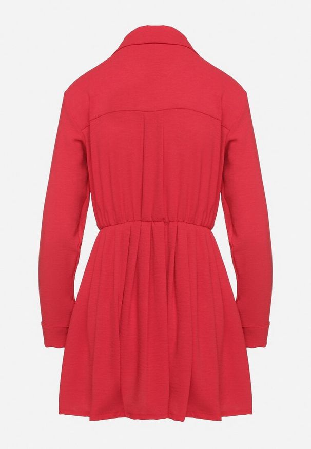 Born2be - Czerwona Asymetryczna Sukienka o Koszulowym Kroju z Gumką w Talii Elodina. Kolor: czerwony. Długość rękawa: długi rękaw. Typ sukienki: koszulowe, asymetryczne. Styl: sportowy, elegancki