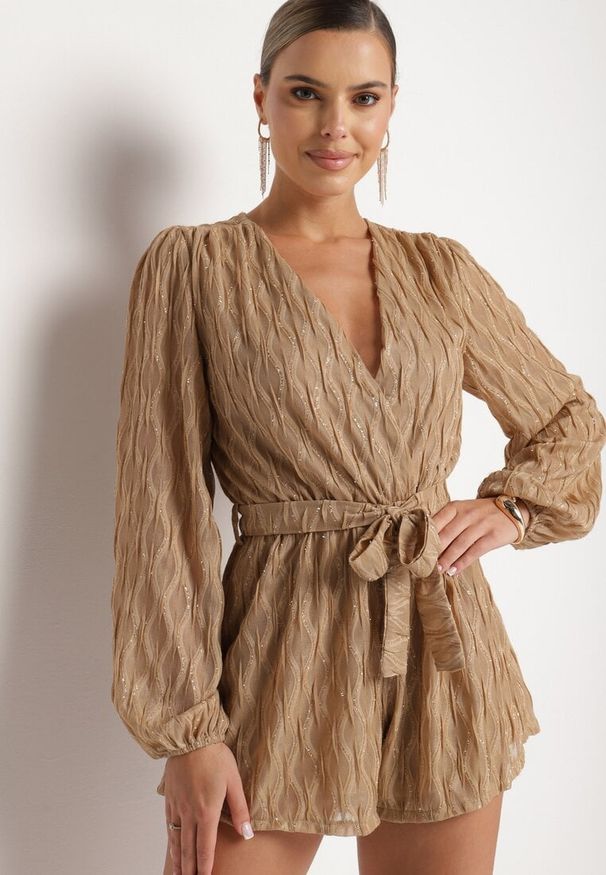Born2be - Ciemnobeżowy Kombinezon o Kopertowym Kroju Zdobiony Błyszczącą Nitką i Wiązany w Pasie Venvina. Kolor: beżowy. Materiał: skóra. Wzór: aplikacja. Styl: elegancki