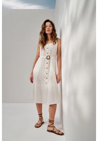MOODO - Wiskozowa sukienka z paskiemi biała. Kolor: biały. Materiał: wiskoza
