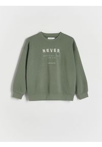 Reserved - Bluza oversize z nadrukiem - ciemnozielony. Kolor: zielony. Materiał: bawełna, dzianina. Wzór: nadruk