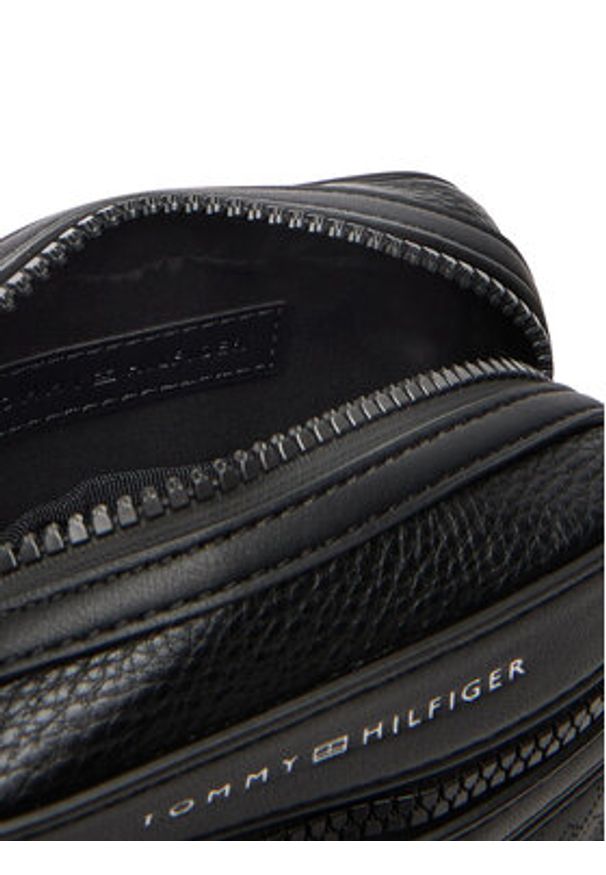 TOMMY HILFIGER - Tommy Hilfiger Saszetka Th Monogram Mini Reporter AM0AM13836 Czarny. Kolor: czarny. Materiał: skóra