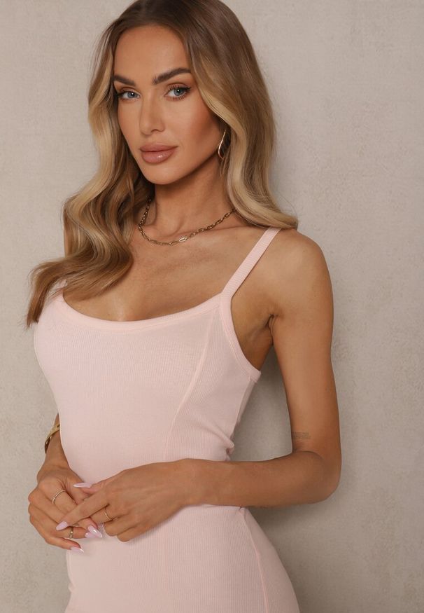 Renee - Różowa Prążkowana Sukienka z Bawełny Typu Bodycon Tenalea. Okazja: na co dzień. Kolor: różowy. Materiał: bawełna, prążkowany. Długość rękawa: na ramiączkach. Typ sukienki: bodycon. Styl: casual