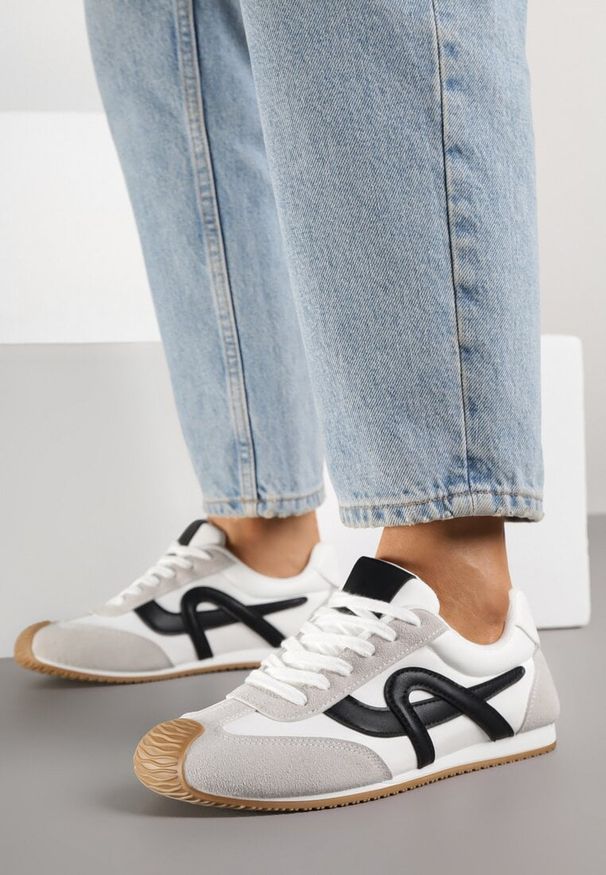 Born2be - Białe Sneakersy Ozdobione Geometrycznym Motywem Ardetia. Okazja: na co dzień. Kolor: biały. Materiał: jeans. Wzór: aplikacja, geometria