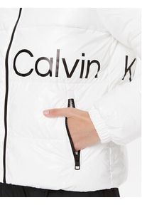 Calvin Klein Jeans Kurtka puchowa J20J221885 Biały Slim Fit. Kolor: biały. Materiał: puch, syntetyk #5