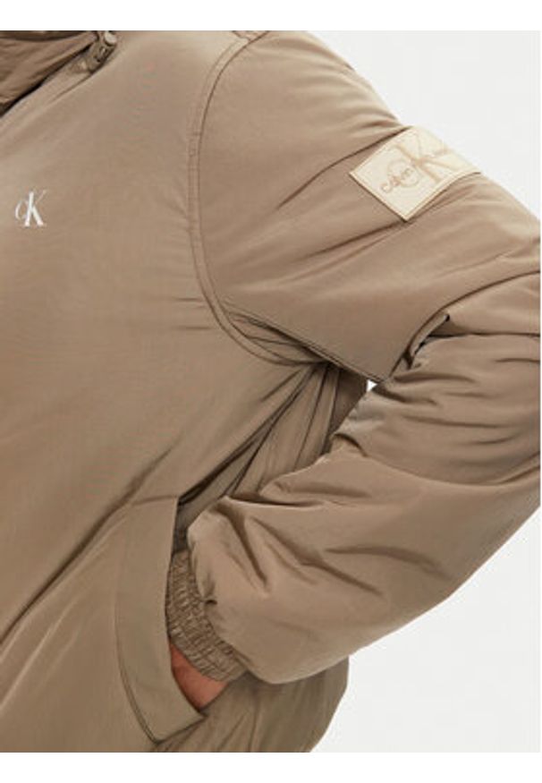 Calvin Klein Jeans Kurtka przejściowa Harrington J30J325596 Beżowy Regular Fit. Kolor: beżowy. Materiał: syntetyk