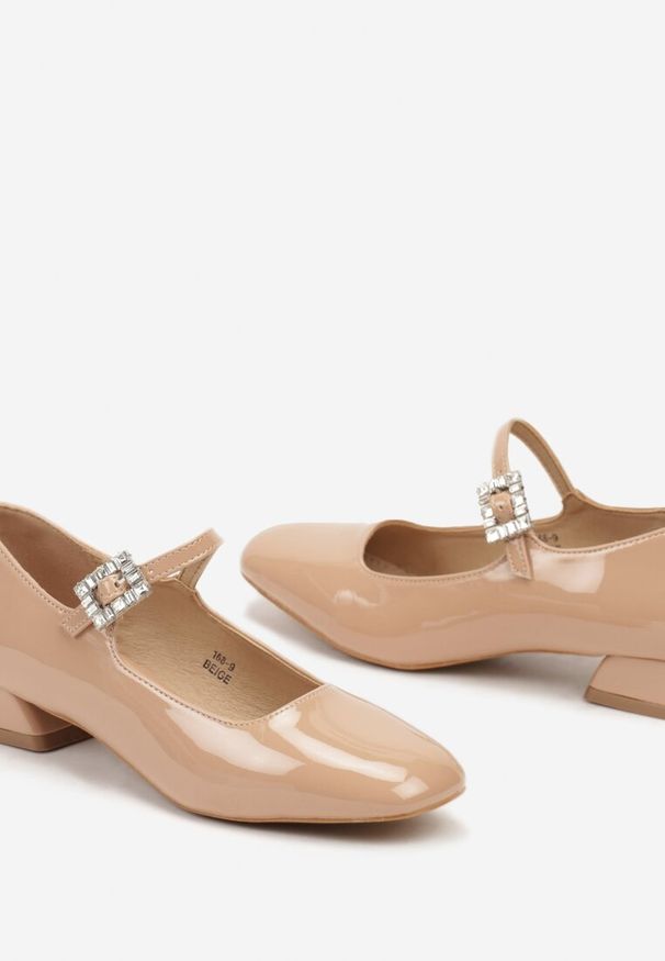 Born2be - Beżowe Lakierowane Czółenka na Niskim Słupku z Biżuteryjną Sprzączką z Cyrkoniami Loberta. Okazja: na co dzień. Zapięcie: sprzączka. Kolor: beżowy. Materiał: lakier. Obcas: na słupku. Styl: wizytowy, casual, klasyczny, elegancki