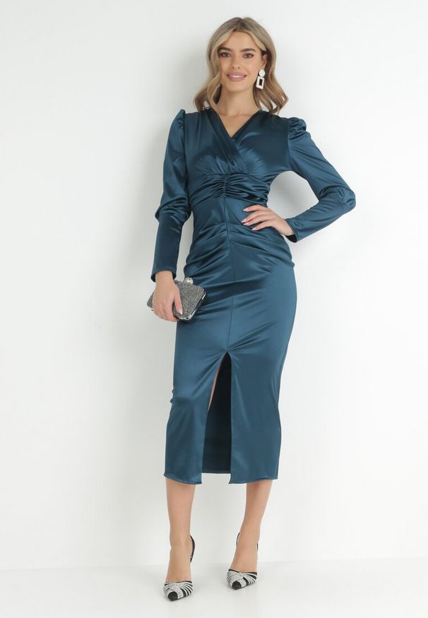 Born2be - Ciemnozielona Sukienka Kopertowa z Bufiastym Rękawem Ovruli. Kolor: zielony. Materiał: satyna. Typ sukienki: kopertowe. Styl: elegancki. Długość: midi