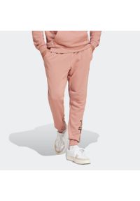 Adidas - Spodnie dresowe męskie ADIDAS. Kolor: różowy. Materiał: dresówka. Sport: joga i pilates